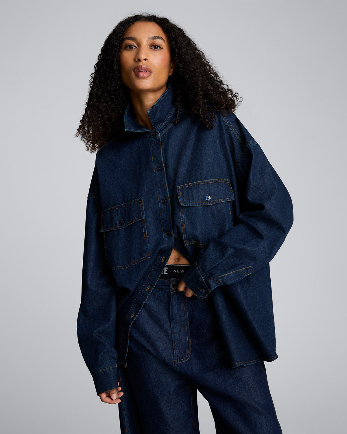 Camisa abotonada de estilo oversize para mujer