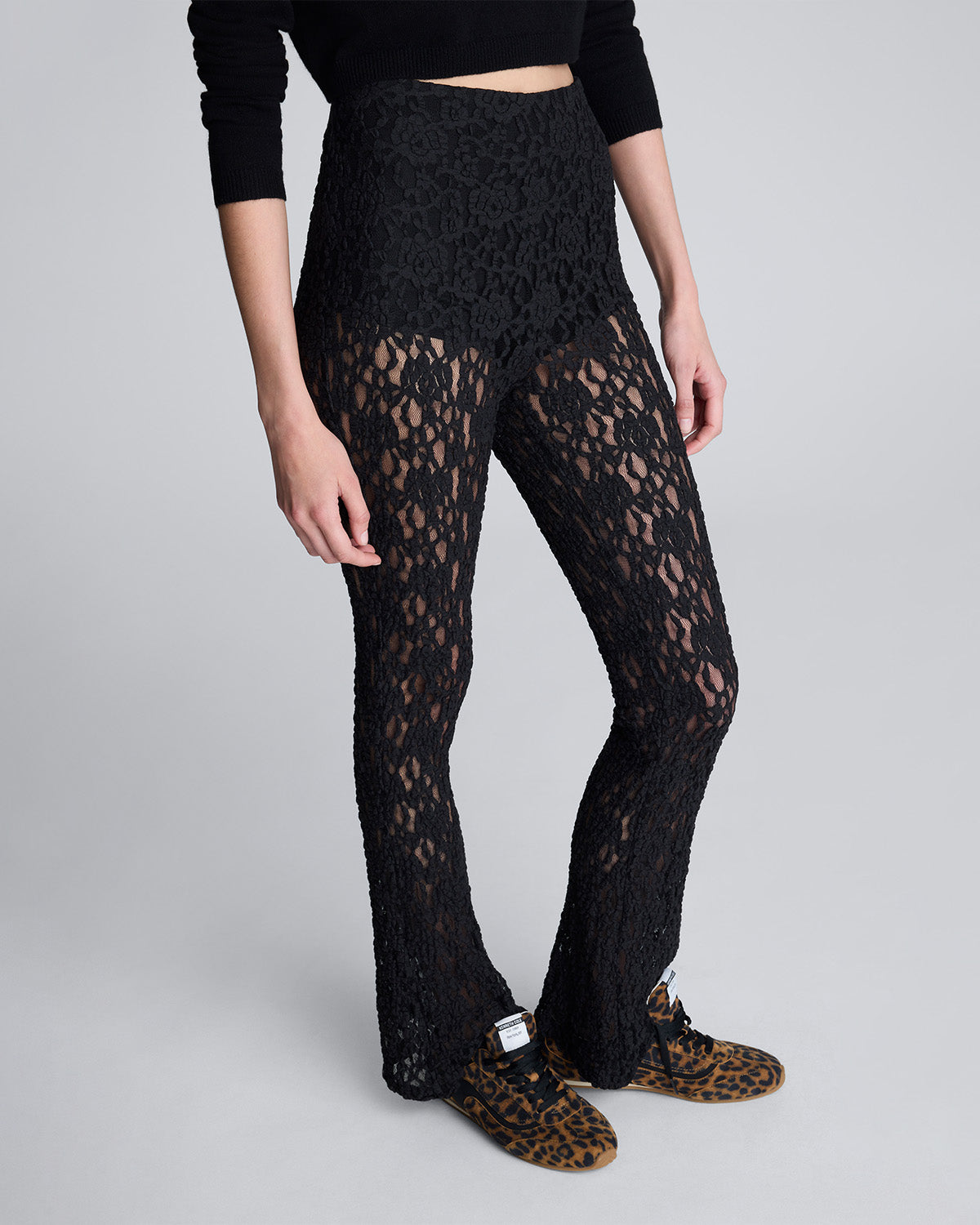 Pantalón acampanado con cintura elastica y short interno para mujer