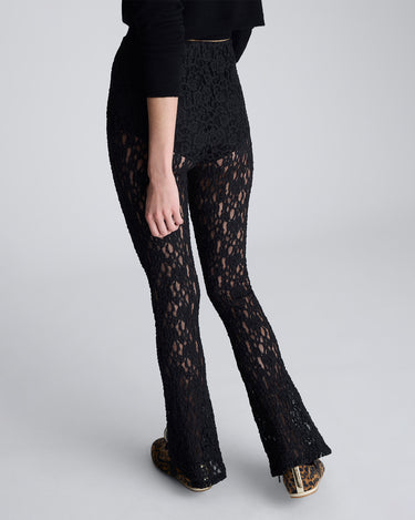 Pantalón acampanado con cintura elastica y short interno para mujer