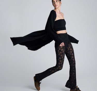 Pantalón acampanado con cintura elastica y short interno para mujer