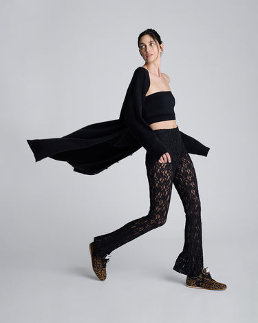 Pantalón acampanado con cintura elastica y short interno para mujer