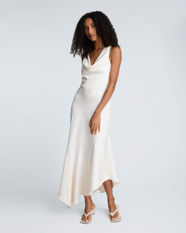 Vestido sesgado de satín con cuello vuelto para mujer