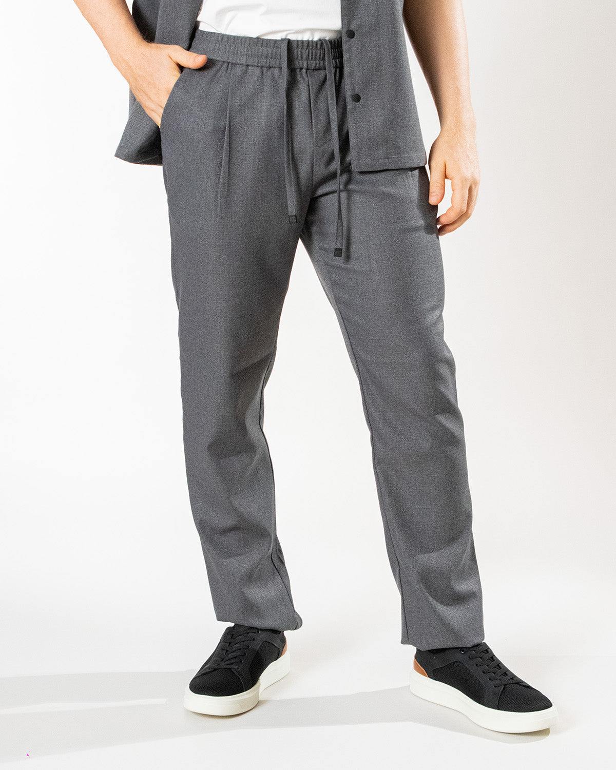 Pantalón diseño deportivo regular fit para hombre