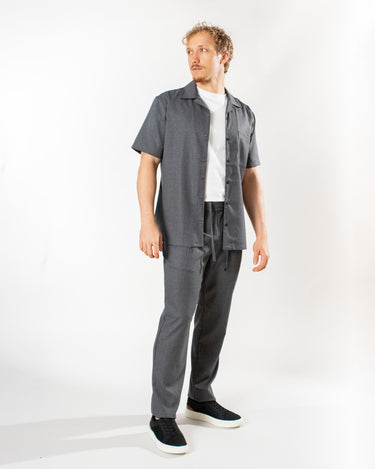 Pantalón diseño deportivo regular fit para hombre